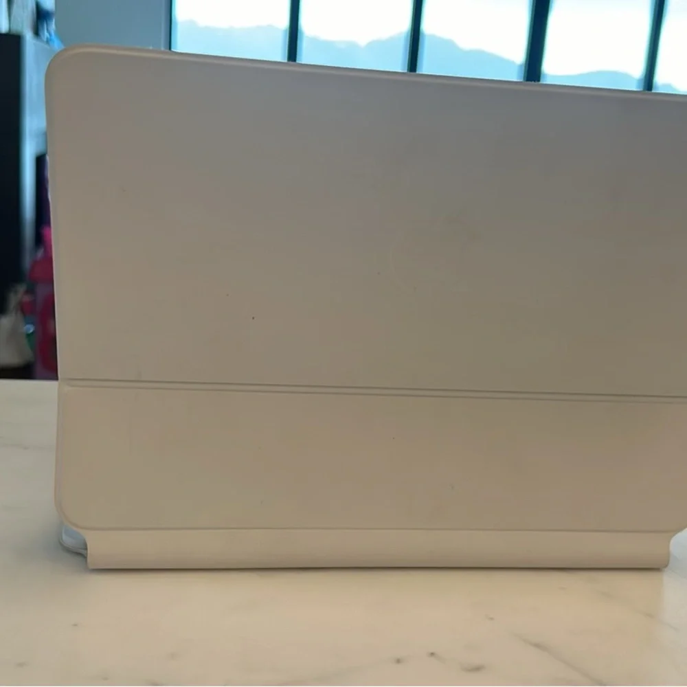 Apple Ipad space gray. 5th generation with apple Pen and Magic Keyboard.